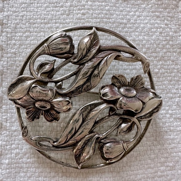 Sterling silver vintage lily brooch large round modernist floral 1 3/4” diameter - Picture 2 of 5